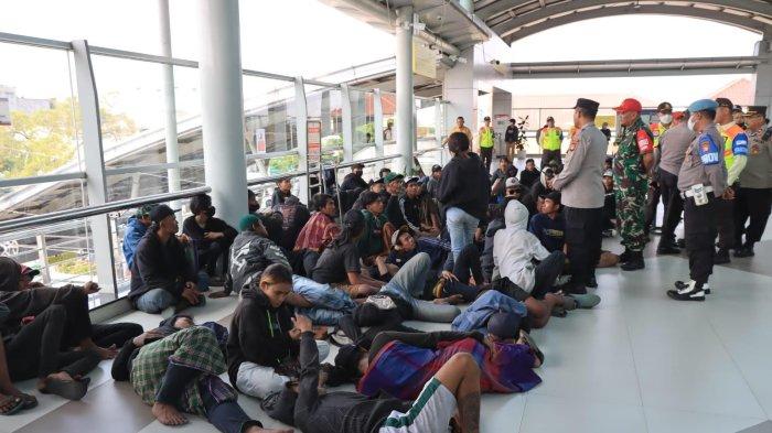 Puluhan supporter dari Persebaya atau Bonek Mania diadang petugas kepolisian Polres Metro Bekasi. Mereka kemudian dipulangkan ke Surabaya.
