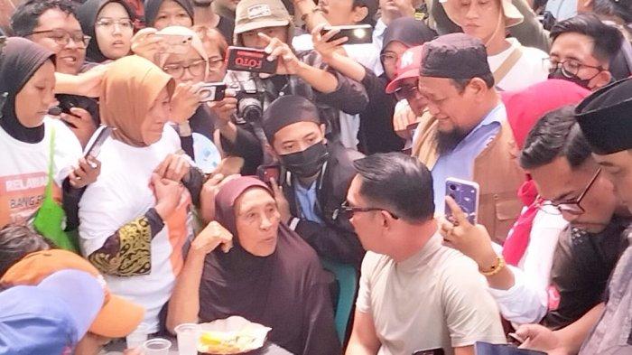 Cagub Ridwan Kamil berbincang dengan para emak di Warakas, Jakarta Utara, Jumat (20/9/2024)