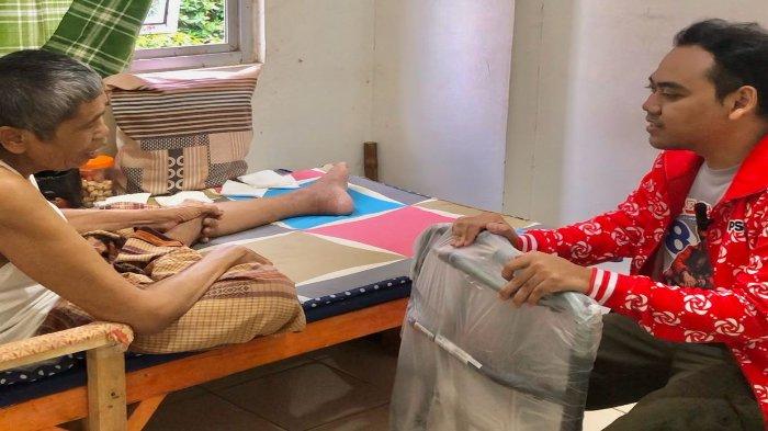 Caleg DPRD DKI Jakarta Dapil 9 dari PSI, Tegar Dilis Nirwana, S.H saat mengunjungi warga di wilayah pemilihannya, meliputi Kecamatan Kalideres, Cengkareng dan Tambora.