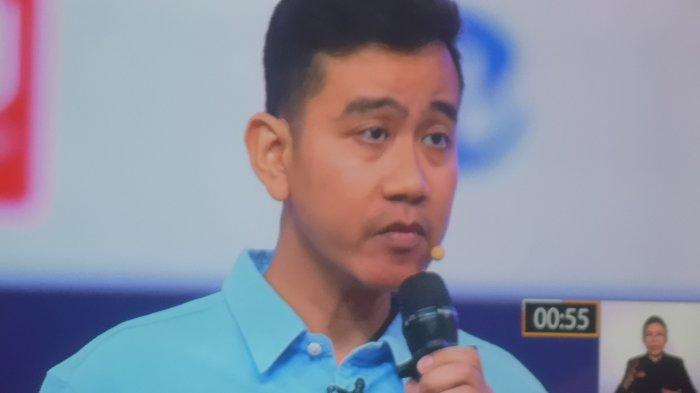 Calon wakil presiden nomor urut 2 Gibran Rakabuming Raka menyampaikan visi misi soal isu ekonomi dalam debat cawapres sambil tunjukkan gestur saranghaeyo dengan ibu jari dan telunjuknya kepada penonton.