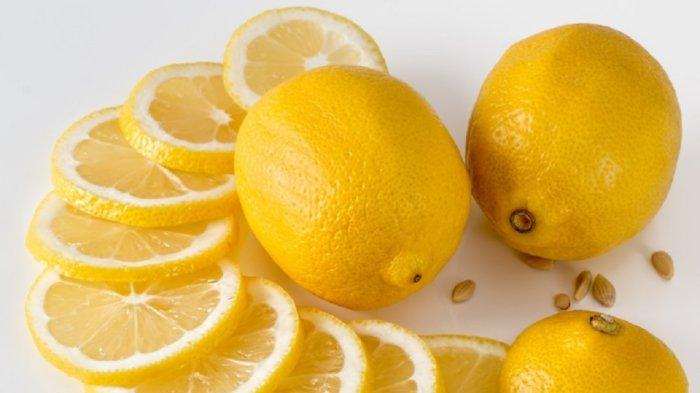 Campuran lemon dan cuka dapat menghilangkan bau amis di dapur Anda.