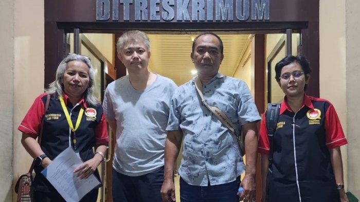 Charlie Chandra bersama Tim Kuasa Hukum dari LQ Indonesia Lawfirm di Mapolda Banten, Banten pada Jumat (3/5/2024) malam.