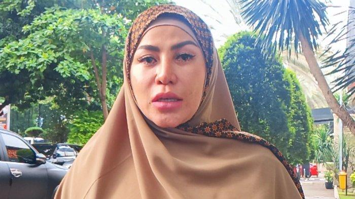 Pemain film dan penyanyi Cinta Penelope sambil menangis di Polda Metro Jaya, Semanggi, Jakarta Selatan, Jumat (17/5/2024). Cinta Penelope menceritakan upaya sembuh setelah divonis derita kanker serviks pada 2019.