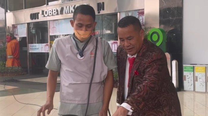 Cleaning service jujur kembalikan dompet Hotman Paris yang terjatuh Rabu (22/3/2023) di MKG Mall Kelapa Gading