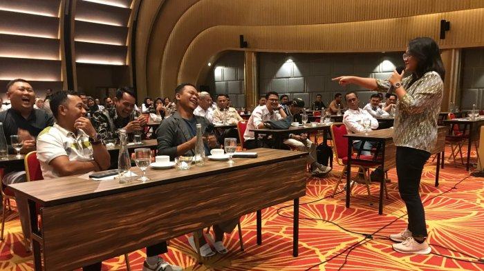 DESA DIGITAL - Anggota Yayasan Darma Jurnalis Indonesia (YDJI), Elsye Yubilia Keysinaya dalam bimtek yang digelar Kemendes dan YDJI di Bigland Hotel Bogor, Kota Bogor, Jawa Barat pada 11 Juni 2025. Dalam kesempatan tersebut, ratusan pemuda desa yang berasal dari 24 desa di Kabupaten Bogor diberikan pelatihan terkait produksi konten.