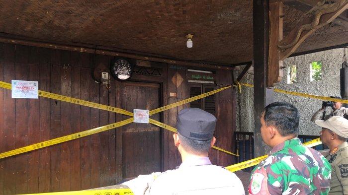 DUKUN CABUL TERBONGKAR - Dugaan praktik dukun cabul berkedok pengobatan alternatif dan layanan spritual yang sudah berjalan selama 14 tahun akhirnya terbongkar. Praktik dukun cabul itu dilakukan di sebuah rumah di Jalan Raya Hankam Gang Masjid Samawa 2 RT 2 RW 6, Kelurahan Jatimurni, Kecamatan Pondok Melati, Kota Bekasi, dimana elakunya adalah Murtan (61) yang selama ini dikenal warga sebagai ahli spiritual dan pengobatan alternatif segala penyakit.