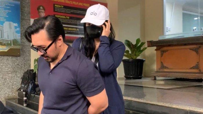 David Bayu dan Audrey Davis usai diperiksa di Mapolda Metro Jaya, Jakarta Selatan.