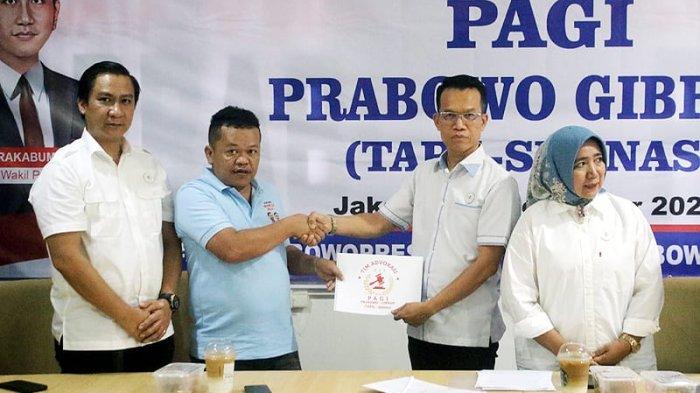 Ketua Umum Nasional TAPG, Mahadita Ginting (kanan) bersalaman dengan Anggota Tim Golf (Relawan) Tim Kampanye Nasional (TKN) Prabowo-Gibran, Poltak Agustinus Sinaga, saat jumpa pers deklarasi TAPG di Markas Relawan Prabowo-Gibran, Menteng, Jakarta,Selasa (28/11/2023).