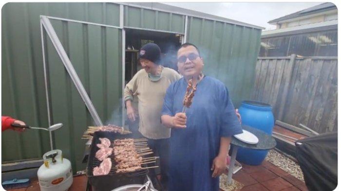 Denny Indrayana rayakan Lebaran Haji bakar sate di Australia. Ia sekaligus menyindir Buzzer Jokowi atau BuzzeRp yang disebutnya dana bayaran belum turun juga sampai saat ini.