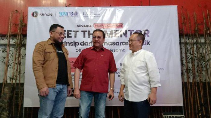 (Kiri ke kanan): CEO Koncie, Hendra Saputra, pendiri Lingkaran Survei Indonesia (LSI) Denny JA dan Direktur Utama LSI Network Ari Nugroho saat kuliah umum “Siapa Presiden Indonesia Berikutnya? Memahami Pilpres 2024 Melalui Prinsip Marketing Politik