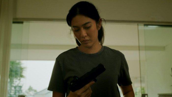 Aktris Dian Sastrowardoyo dalam series Ratu Adil first look yang dirilis Jumat (19/1/2024). Ratu Adil berkisah tentang kehidupan seorang perempuan bernama Lasja (Dian Sastrowardoyo) yang dalam waktu singkat hidupnya berubah 180 derajat. Dari seorang ibu rumah-tangga, Lasja menjadi perempuan luar biasa yang harus berjuang secara mental dan fisik demi menjaga keluarganya.