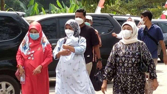 Dian, ibu salah satu bayi tertukar di RS Sentosa Bogor, berniat menggugat rumah sakit tersebut jika hasil tes DNA menunjukkan tidak identik, karena dianggap lalai.