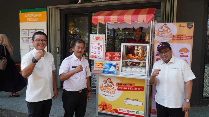 Dirut Perumda Dharma Jaya Raditya Endra Budiman (kanan) bersama jajaran Komisaris dan Direksi berfoto bersama di kios Djawara Fried Chicken, di Jakarta beberapa waktu lalu.