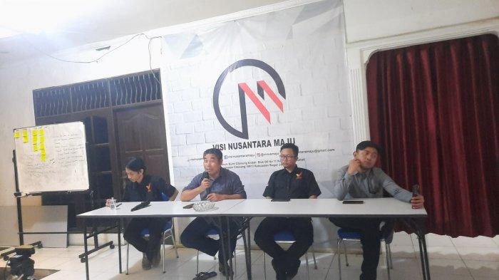 Direktur Eksekutif LS Vinus, Yusfitriadi (kedua dari kiri), saat merilis hasil surveinya untuk Pilkada Kota Depok.