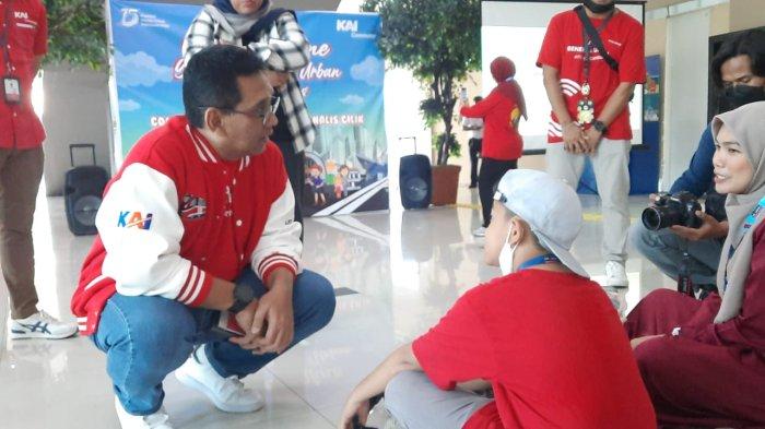 Direktur Utama KAI Commuter Asdo Artriviyanto saat diwawancara oleh jurnalis cilik saat KAI Commuter Fun Journey 2023 bertema “Commuter Parenting dan Jurnalis Cilik di Stasiun BNI City, Jakarta, Sabtu (2/9/2023). Kegiatan sosialisasi layanan Commuter Line bagi pengguna anak anak sebagai edukasi transportasi publik saat melakukan perjalanan ke tempat wisata, sekolah dan bertemu keluarga.