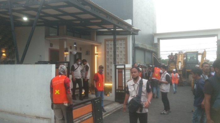 EKSEKUSI RUMAH -- Ratusan penghuni Cluster Setia Mekar yang terletak di Jalan Bumi Sani Desa Setiamekar, Kecamatan Tambun Selatan, Kabupaten Bekasi menggelar menolak eksekusi rumah mereka oleh PN Cikarang pada Kamis (30/1/2025). Meski para penghuni memiliki sertifikat hak milik (SHM) atas rumah dan lahannya, namun PN Cikarang tetap melakukan ekseskusi. Humas PN Cikarang, Isnanda Nasution mengatakan hal itu dikarenakan sesuai delegasi dari PN Bekasi dengan putusan awal nomor 128/PDT.G/1996/PN.BKS tanggal 25 Maret 1997.