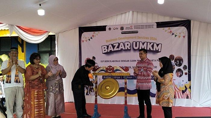 Eddi Wahyudi selaku Kepala Kanwil DJP Jakarta Pusat memukul gong tanda dibukanya Bazar UMKM Business Development Services di kantor KPP Pratama Jakarta Tanah Abang 1, Kamis (22/8/2024). Ia didampingi Camat Tanah Abang, Dicky Suherlan (dua dari kanan).