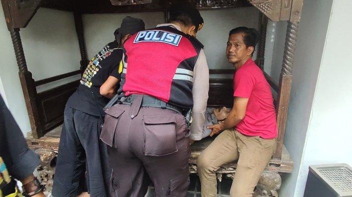 Suasana eksekusi rumah makan Sedjuk Bakmi dan Kopi Cilandak yang berlokasi di Jalan Lebak Bulus III/15 RT 08//04 Cilandak Barat, Cilandak, Jakarta Selatan pada Kamis (12/9/2024)
