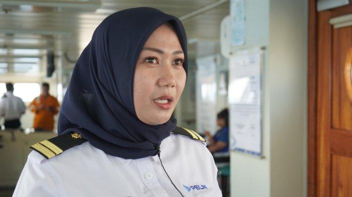 Endang Astuty (33), Mualim 2 di KM Kelud yang bertugas pada bagian navigasi, saat ditemui Sabtu (30/3/2024).