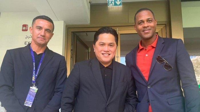 Ketum PSSI Erick Thohir (tengah) bersama legenda sepak bola Belanda Patrick Kluivert (kanan) yang dikabarkan menjadi calon pengganti Pelatih Timnas Indonesia Shin Tae-yong.