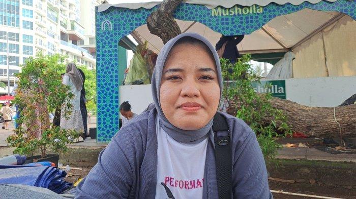 Erlis (21) sengaja meluangkan waktu di akhir pekan demi bisa menikmati sunset dan konser musik di Taman Impian Jaya Ancol, Minggu (14/4/2024).