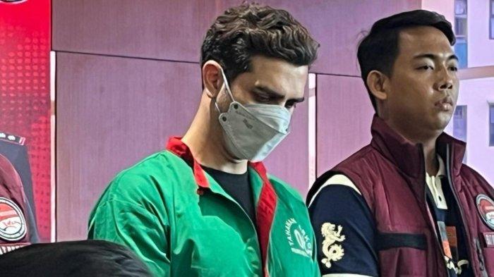 DITANGKAP KARENA NARKOBA - Aktor Fachri Albar saat dihadirkan di Polres Metro Jakarta Barat, Kamis (24/4/2025). Fachri Albar ditangkap untuk ketiga kalinya karena narkoba.