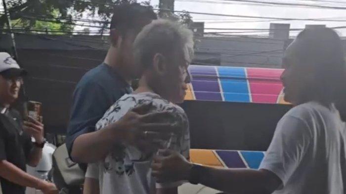 PENANGKAPAN FARIZ RM - Polres Metro Jakarta Selatan menangkap musisi gaek Fariz RM terkait dugaan penyalahgunaan narkoba di Bandung, Jawa Barat. Di video penangkapan yang diterima wartawan, Rabu (19/2/2025), Fariz RM tampak mengelak saat ingin ditangkap.