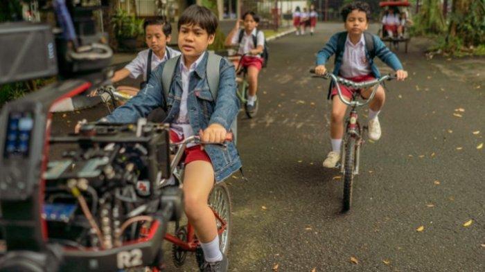 Muhammad Adhiyat (depan) saat memainkan peran Dilan di film Dilan 1983 Wo Ai Ni. Film Dilan 1983 Wo Ai Ni cocok ditonton bagi para penggemar Dilan dan bagi mereka yang ingin kembali merasakan suasana masa kecil di tahun 1980-an. Film produksi Falcon Pictures ini cocok ditonton untuk semua kalangan usia. Film Dilan 1983 Wo Ai Ni mulai tayang di bioskop Kamis (13/6/2024).
