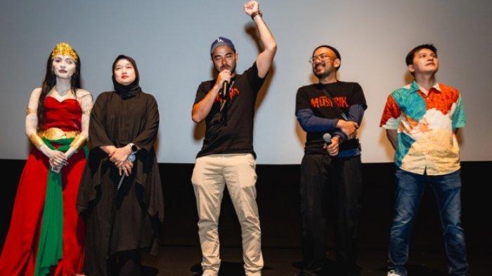 Sutradara Hadrah Daeng Ratu (kedua dari kiri) menduetkan pasangan aktor dan aktris Marthino Lio dan Delia Husein di film horor Dosa Musyrik. Film Dosa Musyrik tayang di bioskop mulai Kamis (31/10/2024).