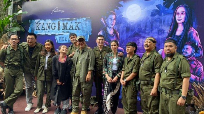 Rumah Produksi Falcon Pictures pernah sukses meremake film box office Korea Selatan berjudul Miracle In Cell No 7. Kini, Falcon Pictures kembali membuat kejutan dengan menghadirkan film horor komedi berjudul Kang Mak (From Pee Mak). Para bintang film Kang Mak, seperti Vino Bastian dan Marsha Timothy, Indro Warkop, Aming, Indra Jegel dan Rigen Rakelna, Tora Sudiro, TJ Ruth hingga sutradara Herwin Novianto dan produser Frederica saat jumpa pers di Falcon Pictures, Jalan Duren Tiga, Jakarta Selatan, Rabu (31/1/2024).