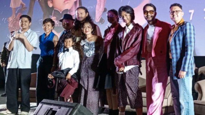 KELUARGA SUPER IRIT - Keluarga Dwi Sasono dan Widi Mulia, serta ketiga anak mereka: Dru Prawiro, Widuri Putri, dan Den Bagus Satrio Sasono, Sabtu (7/6/2025). Mereka tak hanya tampil akrab di karpet biru, tapi juga kompak di layar lebar dalam memerankan keluarga super irit di film Keluarga Super Irit yang tayang di bioskop 12 Juni 2025.