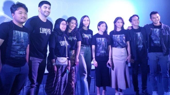 Sutradara Kenny Gulardi berbincang bersama para bintang film Lampir, seperti Jolene Marie, Ardina Rasti dan Gandhi Fernando, disela Gala Premier film Lampir di Bioskop CGV Grand Indonesia, Jalan MH Thamrin, Jakarta Pusat, Selasa (6/2/2024). Film Lampir tayang di bioskop 14 Februari 2024.