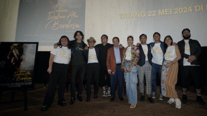 Poster dan trailer film Tuhan Izinkan Aku Berdosa dirilis MVP Pictures di Bioskop XXI Epicentrum Walk, Kuningan, Jakarta Selatan, Selasa (30/4/2024) malam. Film Tuhan Izinkan Aku Berdosa merupakan film yang diproduseri Raam Punjabi dan disutradarai Hanung Bramantyo. Film ini merupakan adaptasi dari novel laris berjudul Tuhan Izinkan Aku Menjadi Pelacur karya Muhidin M Dahlan. Raam Punjabi, Hanung Bramantyo, dan para pemain film Tuhan Izinkan Aku Berdosa, yaitu Aghniny Haque, Djenar Maesa Ayu, Andri Mashadi, Donny Damara, Samo Rafael, Nugie, Ridwan Raoul Rohaz, Keanu Angelo dan Nikita Mirzani, dihadirkan.