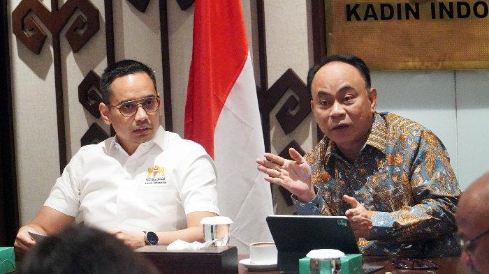 Menteri Komunikasi dan Informatika, Budi Arie Setiadi (kanan) bersama Wakil Ketua Umum Kadin Indonesia Bidang Komunikasi dan Informasi, Firlie Ganinduto (kiri) saat berbincang santai disela acara Focus Group Discussion (FGD) di Menara Kadin Jakarta, Jumat (30/8/2024). Diskusi tersebut bertema