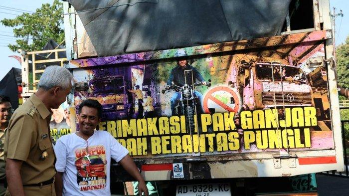 Kantor Gubernur Jawa Tengah Ganjar Pranowo menemui ratusan sopir truk yang tergabung dalam Komunitas Truk Nusantara di Kantor Gubernur Jateng, Senin (4/9/2023). Ratusan sopir truk tersebut menobatkan Ganjar sebagai