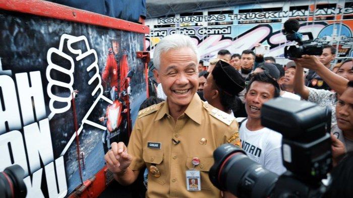 Kantor Gubernur Jawa Tengah Ganjar Pranowo menemui ratusan sopir truk yang tergabung dalam Komunitas Truk Nusantara di Kantor Gubernur Jateng, Senin (4/9/2023). Ratusan sopir truk tersebut menobatkan Ganjar sebagai