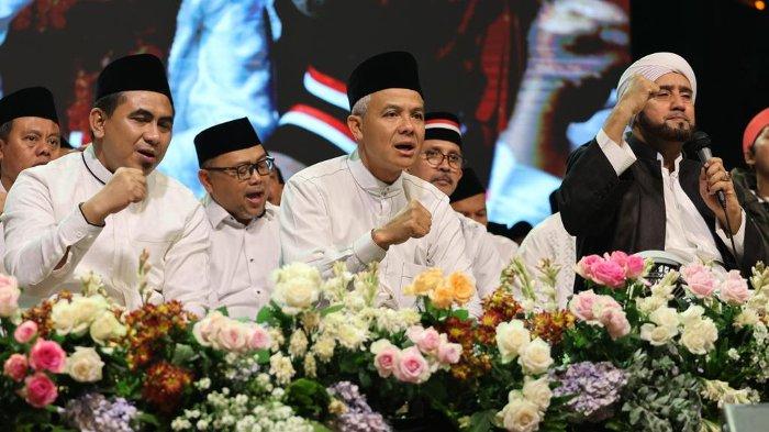 Ganjar Pranowo menghadiri kegiatan Jateng Bersholawat yang terakhir sebagai Gubernur Jateng di Batang, Jateng, Senin (4/9/2023) malam.