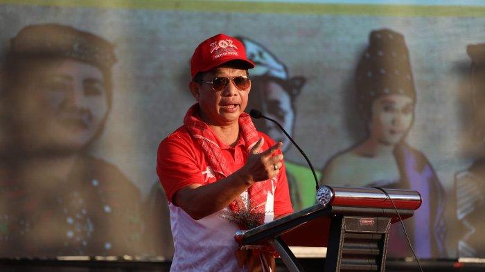 Mendagri Muhammad Tito Karnavian pada acara Gelaran Nasional Pembagian 10 Juta Bendera Merah Putih yang dipusatkan di Lapangan Hitam, Kawasan Tanjung Bira, Bulukumba, Sulawesi Selatan, Jumat (11/8/2023).