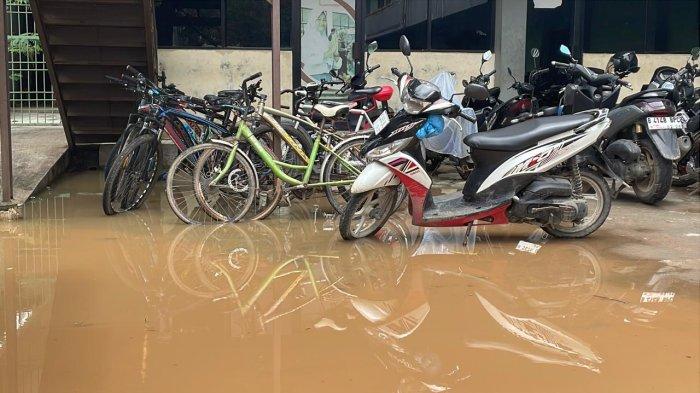 suasana jalanan berlumpur menuju SMK Cengkareng 2 Jakarta Barat.