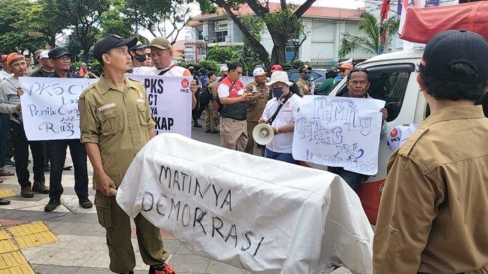 Sejumlah massa PKS melakukan demonstrasi menuntut pengusutan kecurangan Pemilu 2024 di Kantor KPUD Kota Depok, Rabu (16/3/2024)