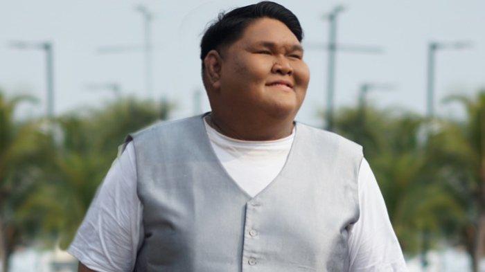 Penyanyi Giant Jay merilis trilogi ketiga berjudul Runtuh Jadi Utuh sekaligus menandai perjalanan kesembuhan dan keteguhannya, Kamis (23/11/2023). Giant Jay kembali dengan pesan kuat tentang keteguhan dan penemuan diri di single terbaru Runtuh Jadi Utuh.