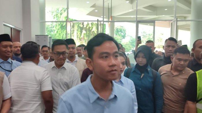Calon wakil presiden nomor urut 2, Gibran Rakabuming, menghadiri acara Silaturahmi Nasional Desa Bersatu 2023 yang terdiri dari 8 organisasi perangkat desa, Minggu (19/11/2023), di Indonesia Arena, Gelora Bung Karno, Jakarta.
