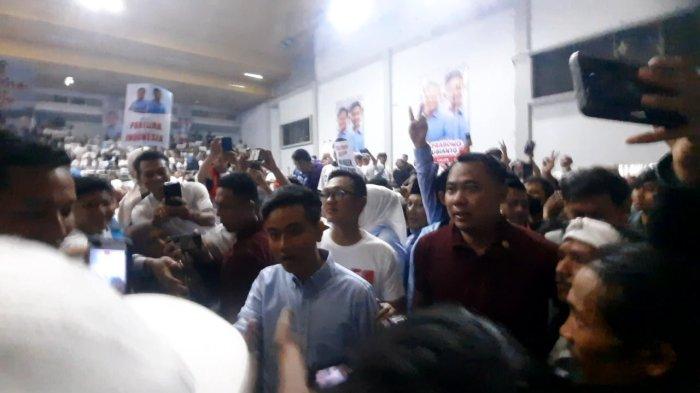 Calon wakil presiden Gibran Rakabuming Raka menemui ribuan anak muda di GOR Panatayudha, Kabupaten Karawang, Jawa Barat pada Sabtu (9/12/2023) malam.