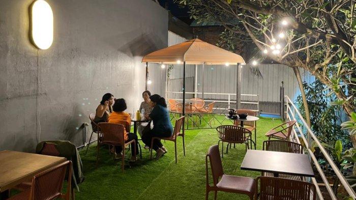 NONGKRONG DI KEMANG - Grace Cafe & Resto hadir sebagai tempat tongkrongan baru yang menawarkan berbagai menu spesial di kawasan Kemang, Jakarta Selatan. Berada di Jalan Kemang Selatan X No 112 B, tepat di belakang Panin Bank, Grace Cafe & Resto tidak hanya menyajikan hidangan berkualitas.