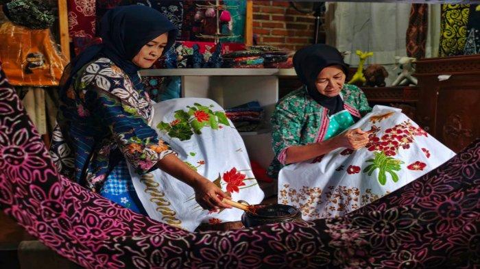 Nasabah PNM Mekaar Gumi Indang Siswati (kiri) pengusaha batik pewarna alam asal Bogor yang kini mengembangkan 'Batik Bumi Ku'.