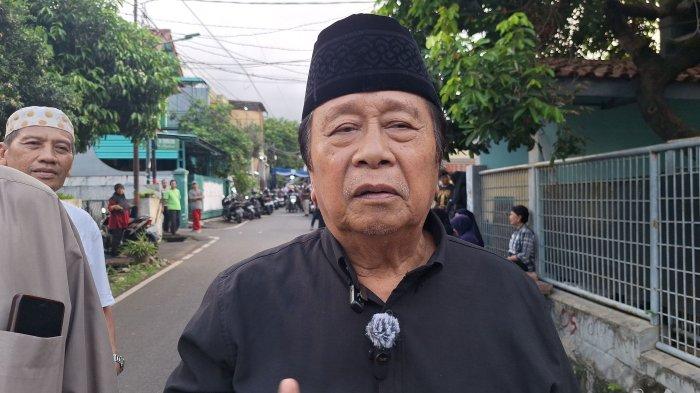 HAMDAN ATT MENINGGAL - Penyanyi dangdut senior Mansyur S melayat ke kediaman sahabatnya Hamdan ATT di Jalan Man 6 nomor 33 RT 07/04, Kelurahan Dukuh, Kecamatan Kramat Jati, Jakarta Timur, Selasa (1/7/2025). Mansyur mengatakan dirinyalah yang pertama kali meminta Hamdan ATT menjadi penyanyi dangdut.