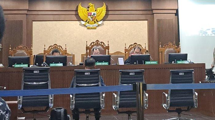 Suara Hakim Ketua Fahzal Hendri terdengar meninggi dan murka kala mengetahui fakta bahwasannya Kominfo tak melibatkan ahli apapun ketika mengajukan rencana anggaran sebesar Rp 10,8 Triliun kepada Kementerian Keuangan (Kemenkeu), dalam proyek menara Base Transceiver Station (BTS). Fakta itu diungkap oleh saksi Muhammad Feriandi Mirza selaku Kepala Divisi Lastmile atau Backhaul pada BAKTI yang dihadirkan Jaksa Penuntut Umum (JPU) di muka sidang Pengadilan Negeri (PN) Jakarta Pusat, Selasa (25/7/2023).