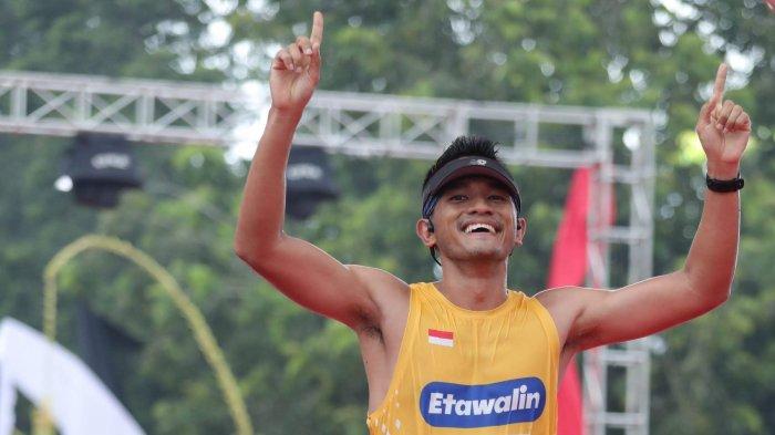 TIM NUTRISI - Pelari Hanindia Narendrata Rahiesa saat finis pada perlombaan Borobudur Marathon di Candi Borobudur, Magelang, Jawa Tengah, 1 Desember 2024 silam. Jumat (21/3/2025), Narendrata menyebut program pendampingan nutrisi dari tim Etawalin membantu dirinya untuk melanjutkan gaya hidup sehat.