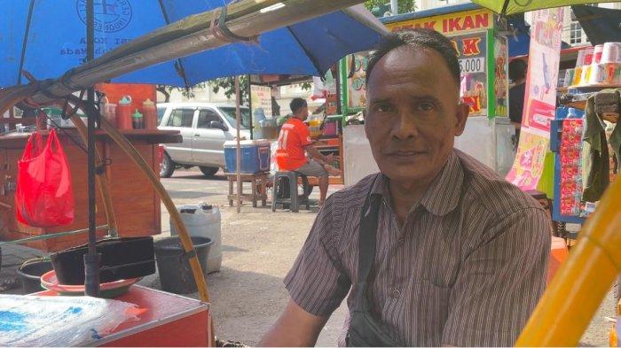 Hasan Basri, penjual kerak telor di Kota Tua, Jakarta Barat.