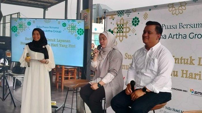 Head of Customer Care Department PT WMS Siti Mulyanah (kedua kiri) menjelaskan terkait layanan posko mudik Bale Santai Honda (BSH) 2024 dalam acara berbuka puasa bersama media dan blogger/vlogger di Hotel Yello Manggarai, Jakarta, Rabu (27/3/2024).